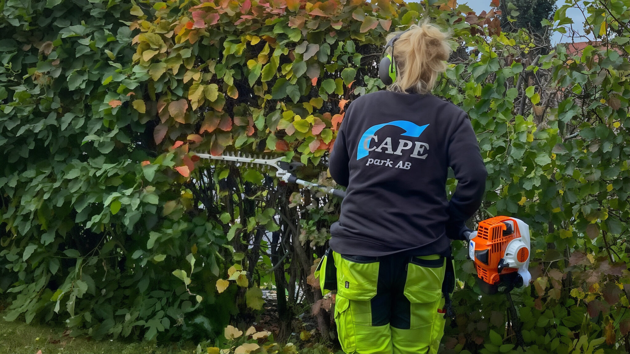 Kvinna som utför parkarbete